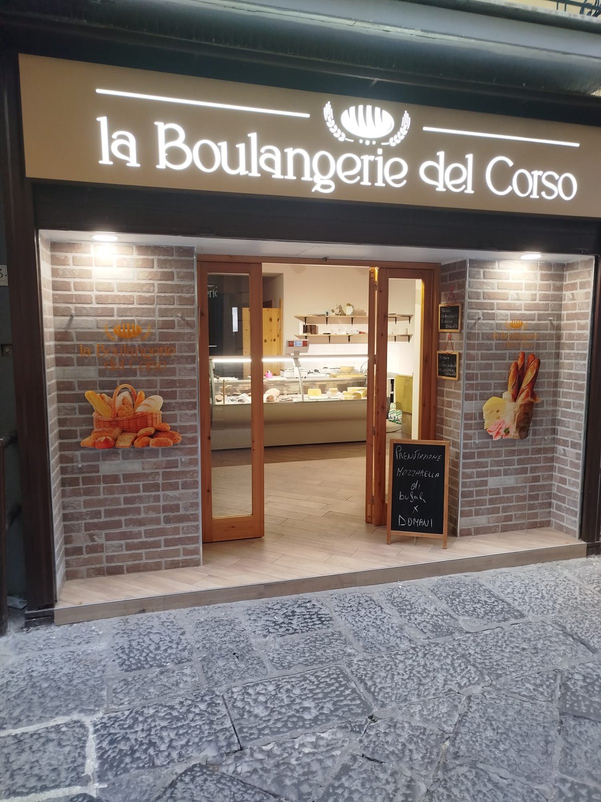 Facciata del negozio, con l'insegna «la Boulangerie del Corso».